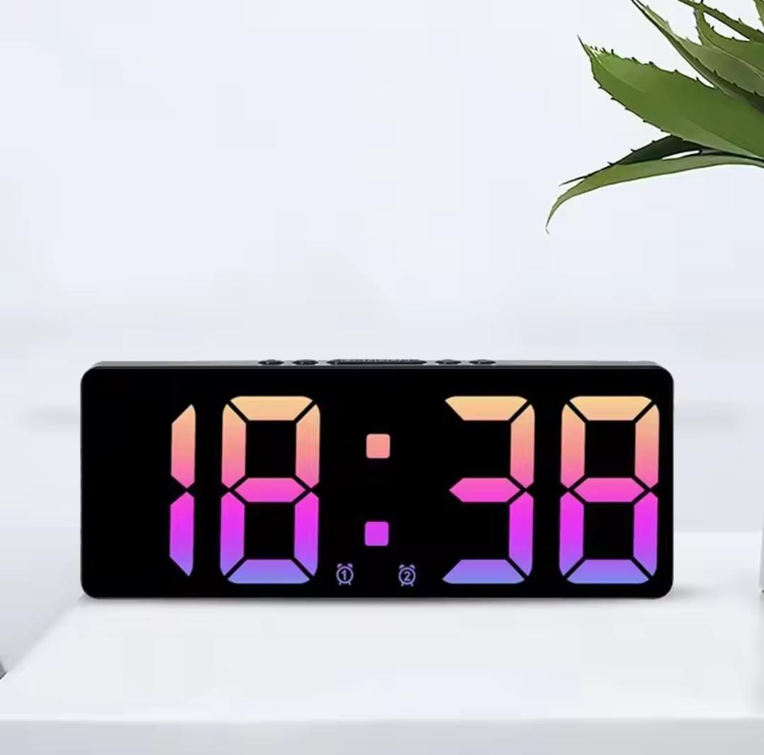 منبه رقمي ثلاثي الأبعاد مزودة بإضاءة LED، تعرض الوقت والتاريخ ودرجة الحرارة، مناسبة للمنزل والمطبخ والمكتب، وتُضفي لمسة جمالية للغرفة