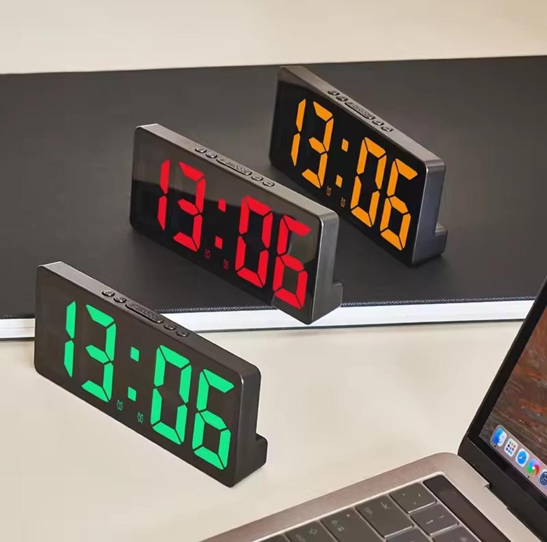 منبه رقمي ثلاثي الأبعاد مزودة بإضاءة LED، تعرض الوقت والتاريخ ودرجة الحرارة، مناسبة للمنزل والمطبخ والمكتب، وتُضفي لمسة جمالية للغرفة